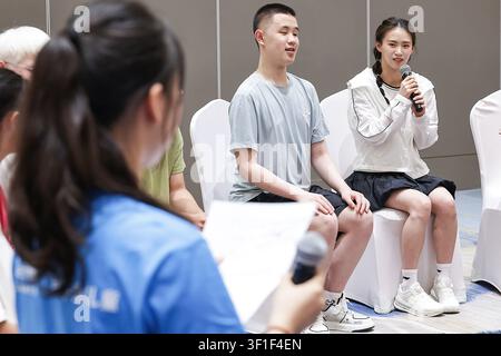 Peking, China. 12. Juli 2026. Weltmeisterin im Tauchen Chen Yuxi (1. v. r.) nimmt am 12. Juli 2026 an einer Sommercamp-Veranstaltung in Peking, der Hauptstadt Chinas, teil. UNICEF China lud am Sonntag die Weltmeisterin im Tauchen Chen Yuxi zu einer Sommercamp-Veranstaltung ein, an der Kinder mit Sehbehinderungen teilnahmen, um Kindern mit Behinderungen zu helfen, ihr Potenzial zu entdecken, und das öffentliche Bewusstsein für den Schutz ihrer Rechte zu schärfen. Credit: Zhang Yuwei/Xinhua/Alamy Live News Stockfoto