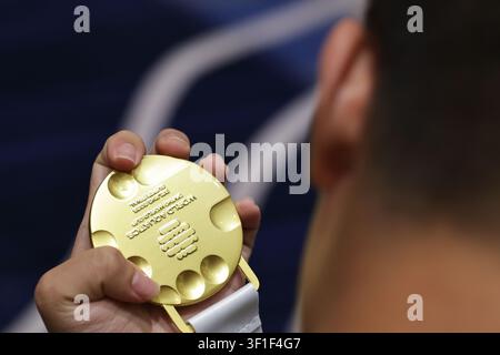 Peking, China. 12. Juli 2026. Ein Junge berührt eine Goldmedaille des World Aquatics Diving World Cup Super Final 2025 während eines Sommercamp-Events in Peking, der Hauptstadt Chinas, am 12. Juli 2026. UNICEF China lud am Sonntag den Weltdiving-Goldmedaillengewinner Chen Yuxi zu einem Sommercamp-Event ein, an dem Kinder mit Sehbehinderungen teilnahmen, um Kindern mit Behinderungen zu helfen, ihr Potenzial zu entdecken, und das öffentliche Bewusstsein für den Schutz ihrer Rechte zu schärfen. Credit: Zhang Yuwei/Xinhua/Alamy Live News Stockfoto