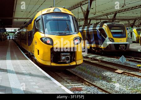 Der ICNG / New Intercity Next Generation am Bahnsteig in Rotterdam Centraal, Niederlande. Auf analogem Farbfilm aufgenommen. Auf analogem Farbfilm aufgenommen. Stockfoto