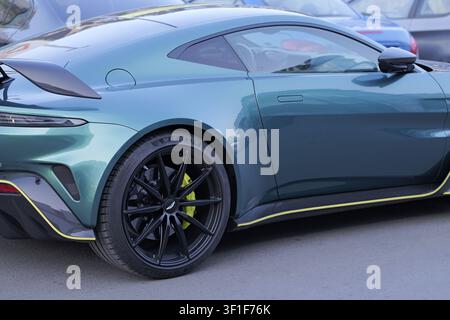 Aston Martin Vantage F1 Edition zeigt sein schlankes Luxusdesign, grünen Lack, schwarze Räder mit gelben Bremsbelägen und Heckspoiler. Bulgarien Stockfoto