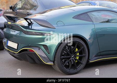 Aston Martin Vantage F1 Edition zeigt seine Heckdetails, einschließlich der Heckflügel, des Diffusors und der schwarzen Räder mit gelben Akzenten. Bulgarien, Warna, 7 ju Stockfoto