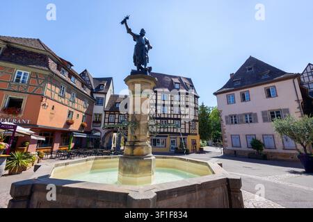 COLMAR, FRANKREICH, 11. JULI 2025 - Fontaine Schwendi (Schwendi-Brunnen) im Zentrum des Place de l'Ancienne Douane in Colmar, Elsass, Frankreich. Stockfoto