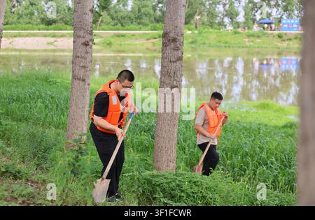 Peking, China. 12. Juli 2026. Mitarbeiter patrouillieren den Jiyun-Fluss im Dorf Zuojiapu des Bezirks Jizhou in Tianjin, Nordchina, am 12. Juli 2026. Da extremes Wetter in den letzten Tagen mehrere Regionen in China heimgesucht hat, haben die örtlichen Behörden Katastrophenschutz- und Hilfsmaßnahmen durchgeführt, um das Leben und Eigentum der Menschen zu schützen. Credit: Li Ran/Xinhua/Alamy Live News Stockfoto