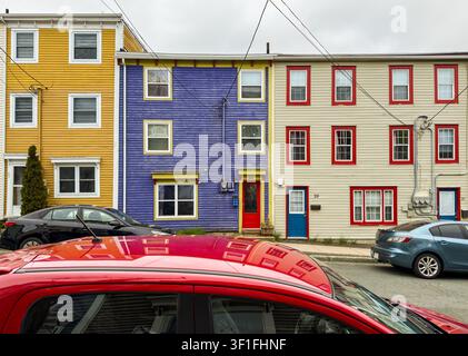 Farbig leuchtende Reihenhäuser an einer Straße in St. John's Stockfoto