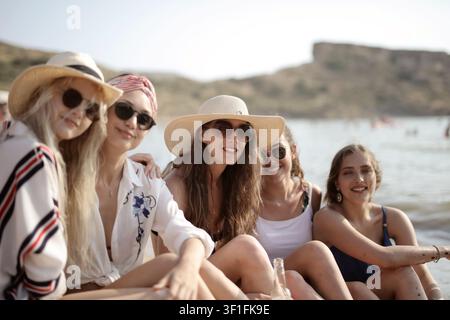 Fünf Freundinnen genießen einen sonnigen Strandtag Stockfoto