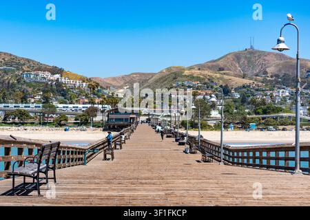 Scenische Perspektive eines hölzernen Meerespiers in Ventura, Kalifornien Stockfoto