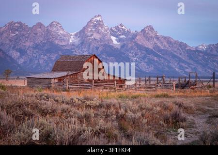 Verwitterte Holzscheune und eingezäuntes Ranch mit Grand Teton Mountain Stockfoto