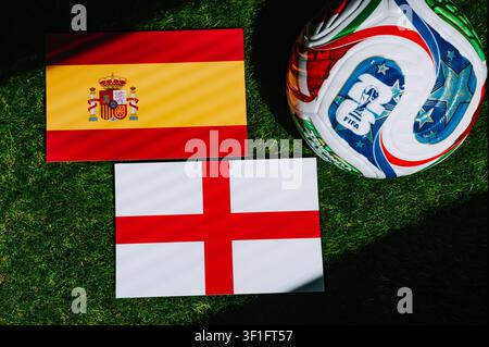 NEW YORK, USA, 19. JULI 2026: FIFA-Weltmeisterschaft 2026 Finale: Spanien gegen England, Nationalflaggen vor dem internationalen Fußballspiel. Illustrativer redaktioneller Beitrag Stockfoto