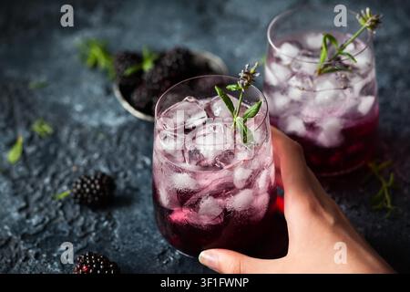 Brombeer-Lemonade mit Lavendel auf Vintage-Hintergrund Stockfoto