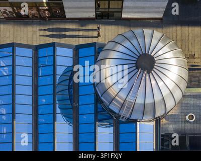 Luftbild eines modernen Gebäudes mit einer metallenen Kuppel und einem blauen Glasdach, mit Menschen, die auf dem Gehweg lange Schatten werfen, in Belgrad, Stadt Stockfoto