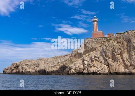 Leuchtturm Punta Carena auf einer felsigen Klippe vor blauem Himmel, Insel Capri, Italien Stockfoto