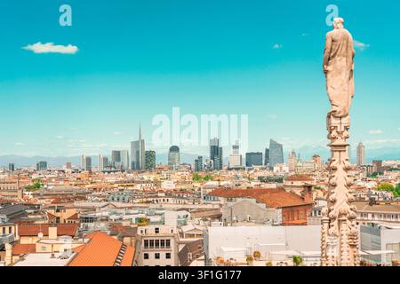 Panoramische Stadtsicht der modernen Mailänder Skyline vom historischen Duomo-Dach Stockfoto