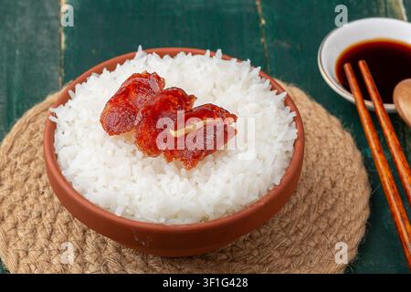 Authentische chinesische gedämpfte Reispfanne mit herzhafter eingelegter Wurst Stockfoto