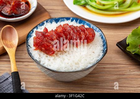 Authentische chinesische gedämpfte Reispfanne mit herzhafter eingelegter Wurst Stockfoto