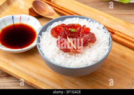 Authentische chinesische gedämpfte Reispfanne mit herzhafter eingelegter Wurst Stockfoto