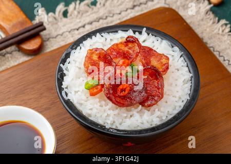 Authentische chinesische gedämpfte Reispfanne mit herzhafter eingelegter Wurst Stockfoto