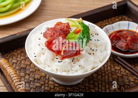 Authentische chinesische gedämpfte Reispfanne mit herzhafter eingelegter Wurst Stockfoto