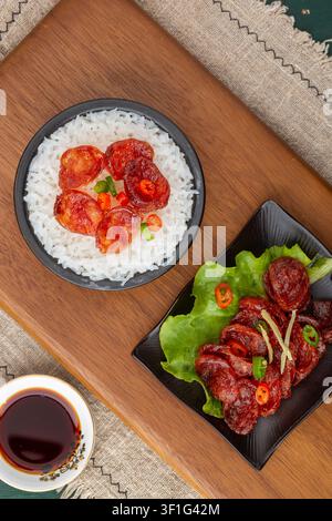 Authentische chinesische gedämpfte Reispfanne mit herzhafter eingelegter Wurst Stockfoto