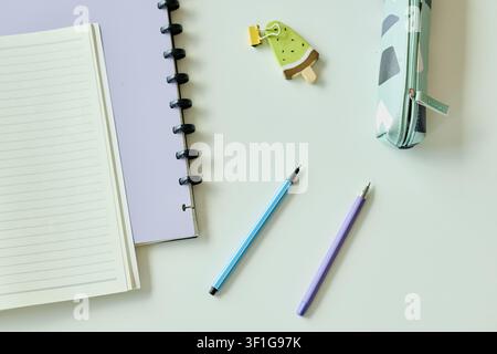 Schulmaterialien arrangiert für Studienplanung und zurück zur Schule Stockfoto