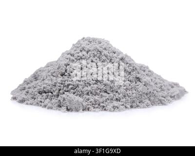 Haufen grauen kinetischen Sandes mit krümeliger Textur isoliert auf weißem Hintergrund Stockfoto
