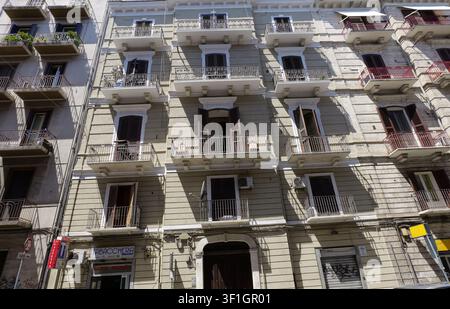 Gebäudefassade mit mehreren Stockwerken, Balkonen und Fenstern, die urbane Architektur in einer europäischen Stadt zeigt. Italien, Bari, 21. Juli 2025 Stockfoto