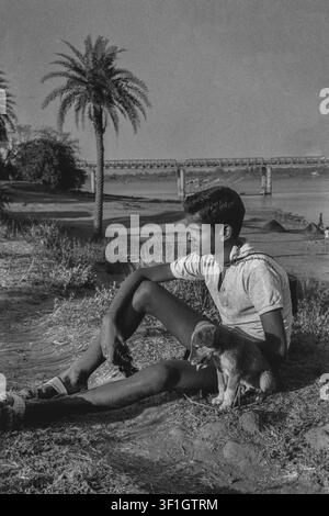 11 23 2008 Vintage-Foto in Schwarzweiß von meinem Bruder Pankaj und dem Hund lalu, aufgenommen mit der Konika S2-Kamera, Kon Kalyan, Maharashtra, Indien. Stockfoto