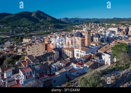 Panoramische Luftaufnahme der historischen Stadt Onda in Castellon, Castello, Spanien, mit der Kirche mit blauen Ziegelkuppeln und den umliegenden Bergen Stockfoto