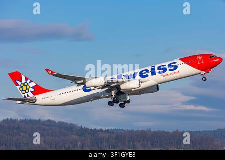 Edelweiss Air Airbus A340-300 (HB-JME) startet vom Flughafen Zürich (ZRH) und führt den Flug WK50 nach Phuket (HKT) durch. Stockfoto
