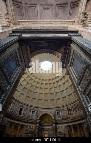Blick durch die riesigen antiken Bronzetüren ins Innere und zur kassettierten Kuppel des Pantheons in Rom, Italien Stockfoto
