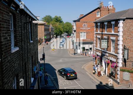 Straßensicht des traditionellen The Keystones Pub und des DoubleTree by Hilton Hotels an der Goodramgate an einem sonnigen Tag in York, North Yorkshire, England, UK. Stockfoto