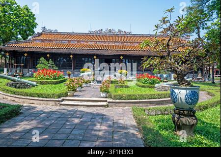 Das Hue-Museum für königliche Antiquitäten (auch bekannt als das Hue-Museum für königliche bildende Kunst) in der Stadt Hue im zentralen Vietnam ist ein renommiertes Museum, das dem Viet gewidmet ist Stockfoto