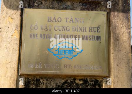 Eine Plakette des Hue Museums für königliche Altertümer (auch bekannt als Hue Museum für königliche bildende Kunst) in der Stadt Hue, Zentralvietnam, ist ein renommiertes Museum d Stockfoto