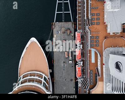 Luftaufnahme von Kreuzfahrtschiffen am Kreuzfahrtterminal von Tallinn Stockfoto