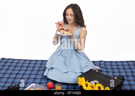 Junge Frau isst traditionelle japanische Sushi-Rollen mit Stäbchen Stockfoto