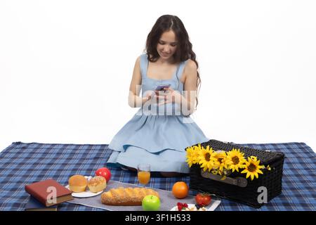 Junge Frau isst traditionelle japanische Sushi-Rollen mit Stäbchen Stockfoto