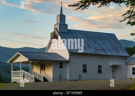 Gebäude der New Liberty Baptist Church an einem Sommerabend nahe Sonnenuntergang in Blairsville, Georgia. (USA) Stockfoto