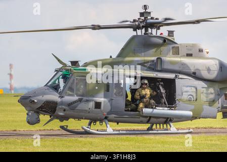 Tschechische Armee Bell AH-1Z Viper Kampfhubschrauber auf dem Boden mit Pilot im Cockpit während einer militärischen Luftshow Stockfoto