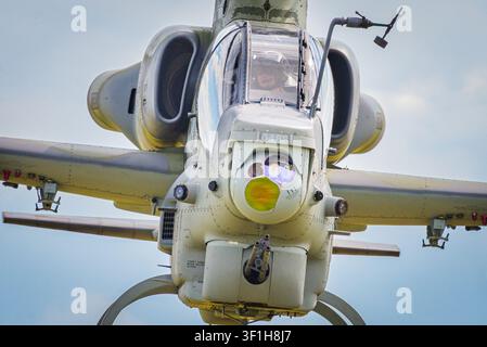 Nahaufnahme des Nasenteils eines tschechischen Armee-Bell AH-1Z Viper-Hubschraubers mit Zielvisiersystem und optronischem Sensorturm Stockfoto