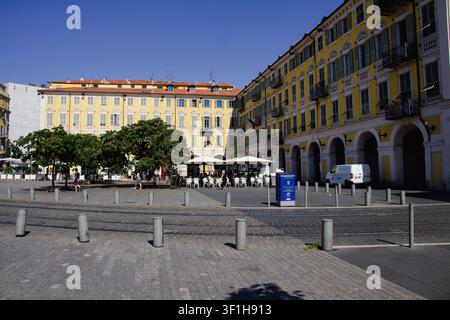 Der Platz Garibaldi in Nizza ist einer der ältesten und schönsten Plätze der Stadt, erkennbar an seinen gelben neoklassizistischen Gebäuden mit Arkaden an Stockfoto