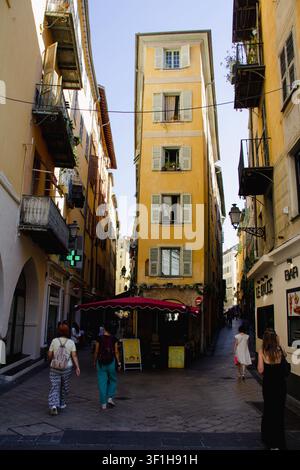 Das schmale, keilförmige gelbe Gebäude befindet sich in der Altstadt von Nizza (Vieux-Nice), Frankreich, in der Nähe des berühmten Place Rossetti und ist eines der rec Stockfoto