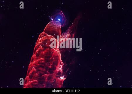 Lebendige kosmische Nebel leuchten im Weltall. Rote und blaue Gase wirbeln zwischen unzähligen Sternen. Elemente dieses Bildes wurden von der NASA bereitgestellt Stockfoto