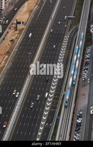 Sheikh-Zayed-Straße und Metro-Linie, Dubai, Vereinigte Arabische Emirate, VAE Stockfoto