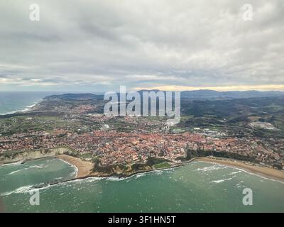 Luftaufnahme der baskischen Küste, sandiger Strände und Küstengebäude neben dem Golf von Biskaya in Spanien Stockfoto
