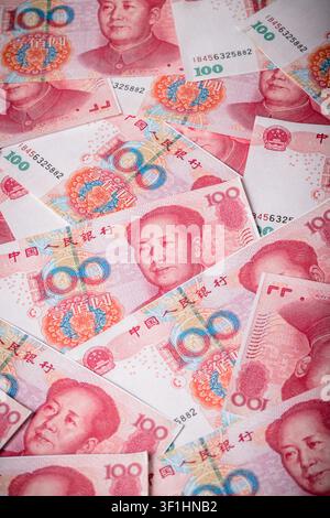Nahaufnahme von chinesischen Hundert-Yuan-Banknoten, die als Geldhintergrund angeordnet sind und die chinesische Wirtschaft, Finanzen, Währungsumtausch, Internati darstellen Stockfoto