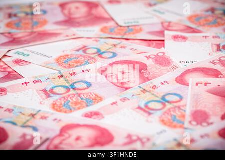 Nahaufnahme von chinesischen Hundert-Yuan-Banknoten, die als Geldhintergrund angeordnet sind und die chinesische Wirtschaft, Finanzen, Währungsumtausch, Internati darstellen Stockfoto