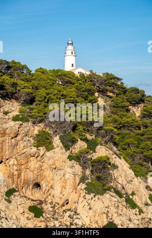 Leuchtturm von Capdepera auf seiner geologischen Felsformation, Mallorca, Spanien Stockfoto