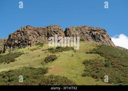 Die vulkanische Felswand der berühmten Salisbury Crags in Edinburgh, ein geologisches Wunder Stockfoto