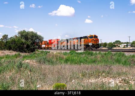 Mountainair Station 7-12-2026 Mountainair NM USA Ostwärts BNSF-Zug mit Langgut, der Mountainair New Mexico auf der BNSF Clovis-Subroute verlässt Stockfoto