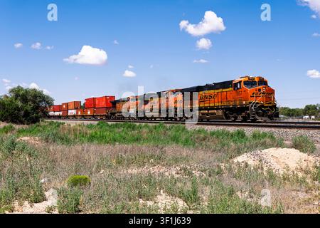 Mountainair Station 7-12-2026 Mountainair NM USA Ostwärts BNSF-Zug mit Langgut, der Mountainair New Mexico auf der BNSF Clovis-Subroute verlässt Stockfoto