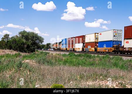 Mountainair Station 7-12-2026 Mountainair NM USA Ostwärts BNSF-Zug mit Langgut, der Mountainair New Mexico auf der BNSF Clovis-Subroute verlässt Stockfoto